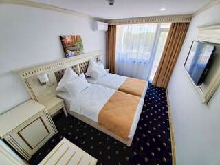 Отель Hotel Terra Нептун Двухместный номер Делюкс с 1 кроватью или 2 отдельными кроватями и балконом-3