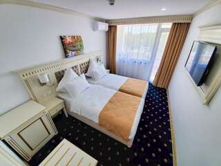 Отель Hotel Terra Нептун Двухместный номер Делюкс с 1 кроватью или 2 отдельными кроватями и балконом-6